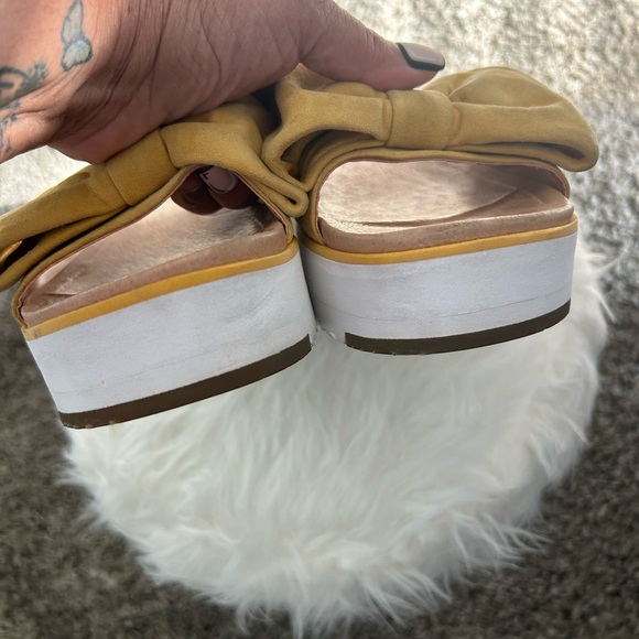 UGG • Yellow Bow Suede Slip On Sandals • 7.5 • - Picture 4 of 9